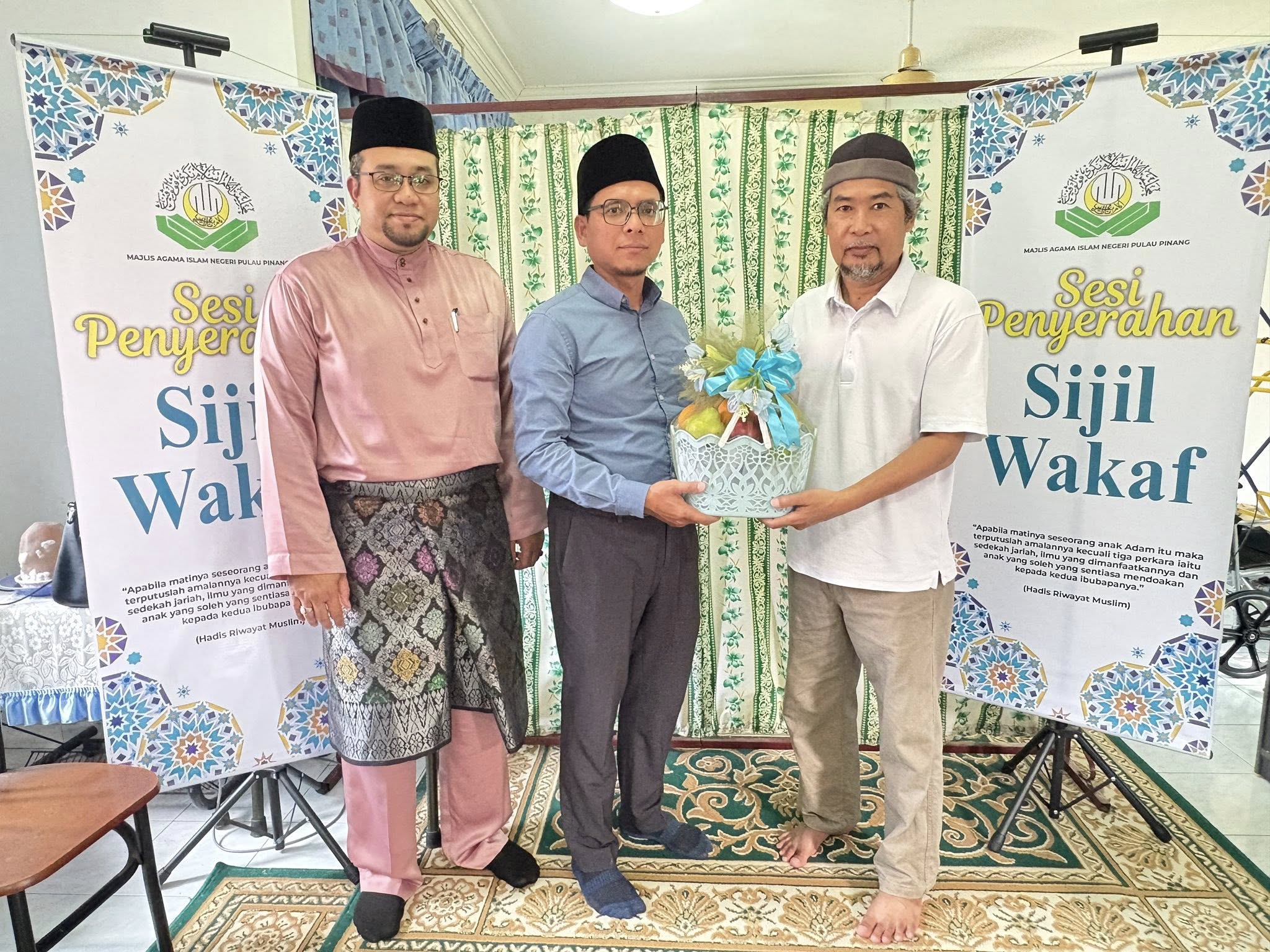 Sesi Penyerahan Sijil Wakaf Kepada Puan Zainab binti Haji Ahmad